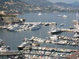 < 폰트 빌 항구에 정박해 있는 요트들 >